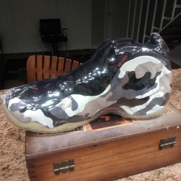 All different kinds of of tennis shoes - Picture 4 of 8